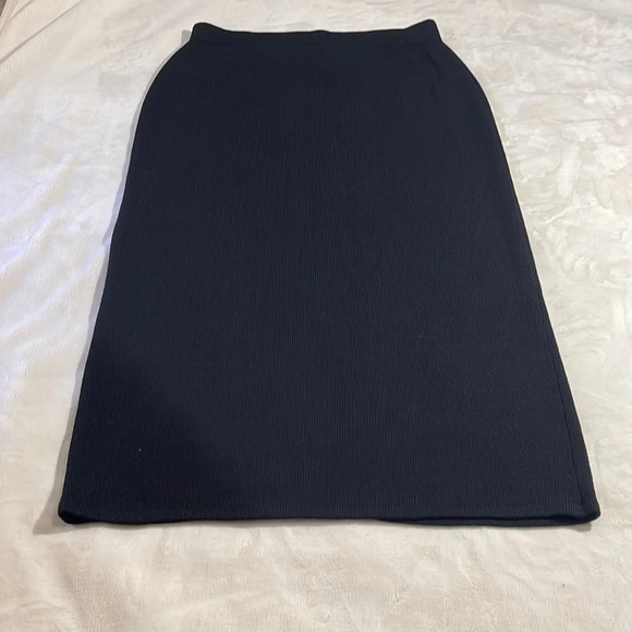 St. John Basics Mid-Length Skirt in Black size 14 - Picture 2 of 9